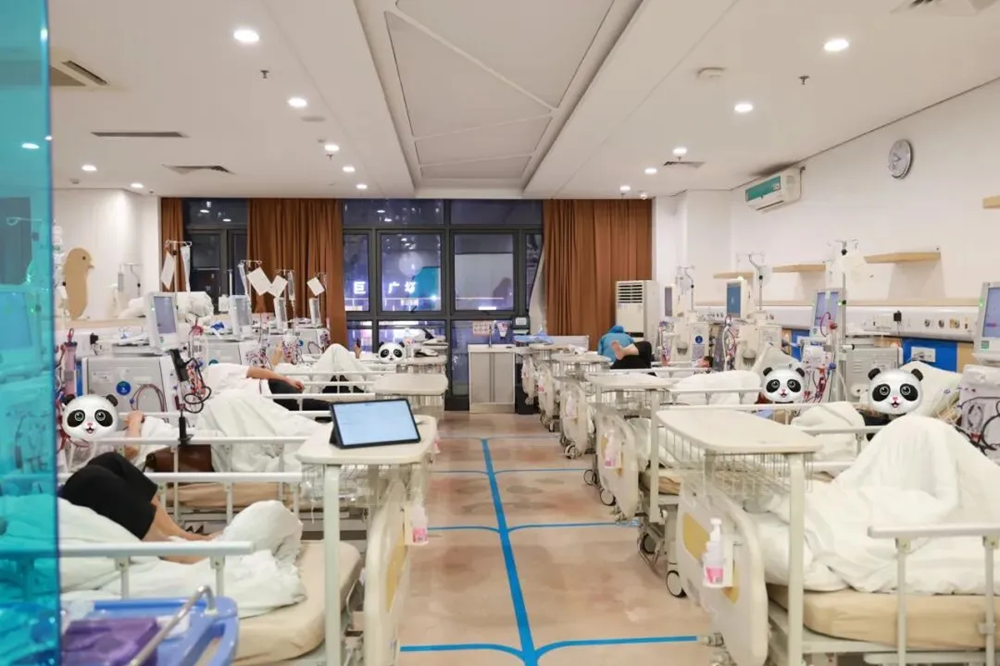 台风夜，守护生命线：妲己直播
血透中心医护人员风雨中的温情坚守